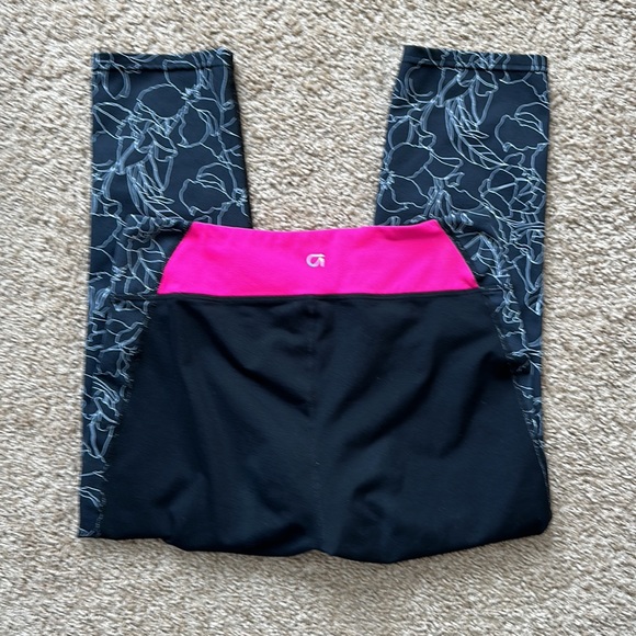 Gap fit black with white floral detailing leggings. Size medium. - Picture 6 of 10